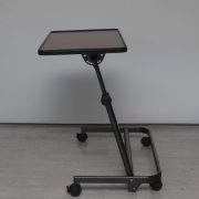 Állványos asztal barna asztallappal felállás segítő fotelhez