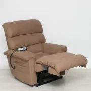 Felállást segítő fotel raktárról barna Suede Easy Clean kárpittal - Preston