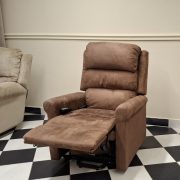 Felállást segítő fotel - kétmotoros (független lábtartó és háttámla mozgatás) - csokoládé barna Microfiber kárpittal - használt - Soddy