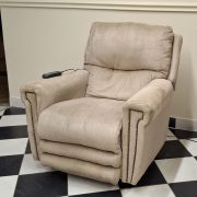 Két motoros felállást segítő fotel (független lábtartó és háttámla mozgatás) bézs színű szövet kárpittal - használt - Warner