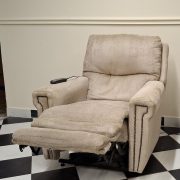 Két motoros felállást segítő fotel (független lábtartó és háttámla mozgatás) bézs színű szövet kárpittal - használt - Warner