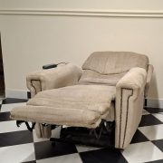 Két motoros felállást segítő fotel (független lábtartó és háttámla mozgatás) bézs színű szövet kárpittal - használt - Warner