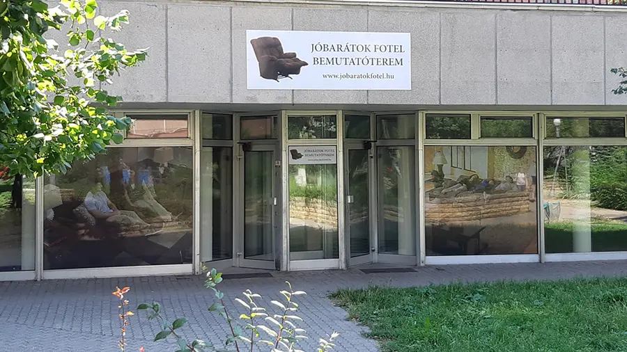 Jóbarátok Fotel Bemutatóterem bejárata Budapest, Káposztásmegyer, Lóverseny téren