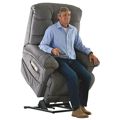 A felállást segítő fotel segíti, kényelmesebbé teszi az idősebb emberek életét