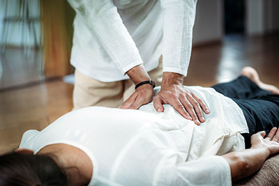 Shiatsu derék masszázs a fotelban
