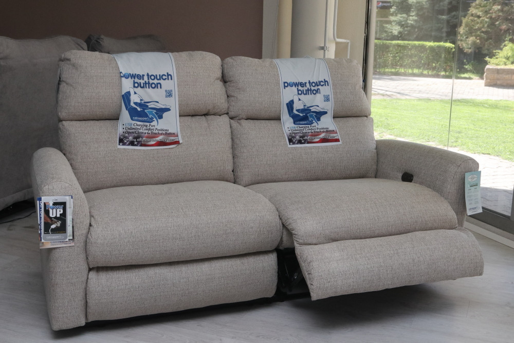 Image of 2 személyes relax kanapé motoros kivitelben drapp színű szövet kárpittal - McPherson